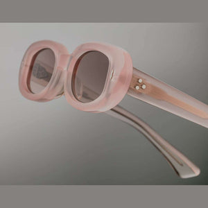 משקפי שמש ורודים Jacques Marie Mage מגה, מסגרת פלסטיק עם הגנה UVA/UVB ורפידות אף מתכווננות.