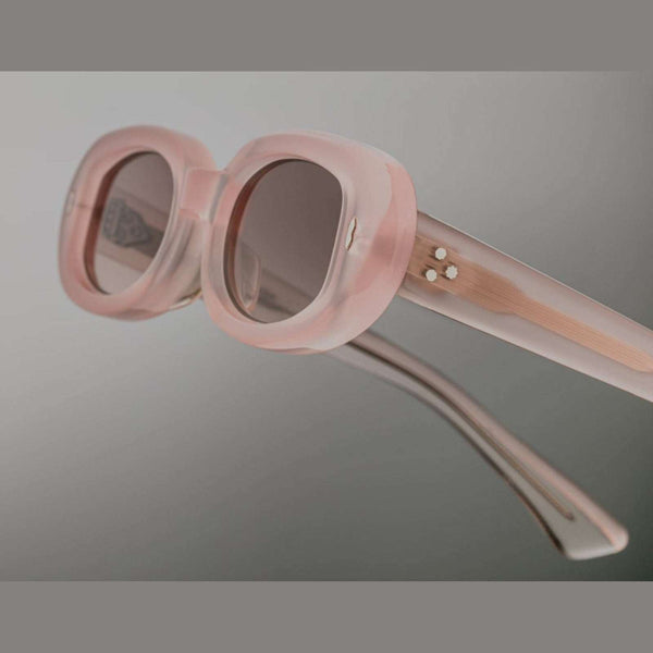 משקפי שמש ורודים Jacques Marie Mage מגה, מסגרת פלסטיק עם הגנה UVA/UVB ורפידות אף מתכווננות.