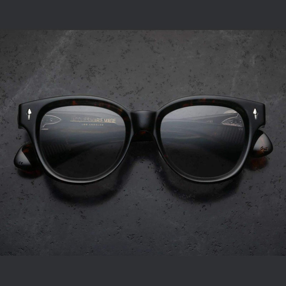 משקפי שמש מנומרות Jacques Marie Mage MOJAVE עם מסגרת פלסטיק ועיצוב ייחודי; הגנה מפני UVA/UVB וכוללות רפידות אף מתכווננות.