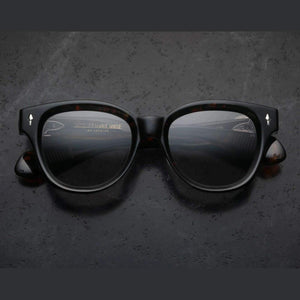 משקפי שמש מנומרות Jacques Marie Mage MOJAVE עם מסגרת פלסטיק ועיצוב ייחודי; הגנה מפני UVA/UVB וכוללות רפידות אף מתכווננות.