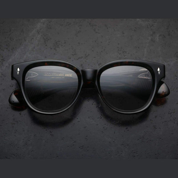 משקפי שמש מנומרות Jacques Marie Mage MOJAVE עם מסגרת פלסטיק ועיצוב ייחודי; הגנה מפני UVA/UVB וכוללות רפידות אף מתכווננות.