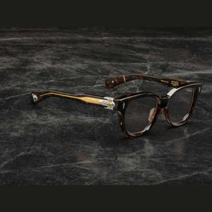 משקפי שמש מנומרות Jacques Marie Mage MOJAVE עם מסגרת פלסטיק ועיצוב ייחודי; הגנה מפני UVA/UVB וכוללות רפידות אף מתכווננות.