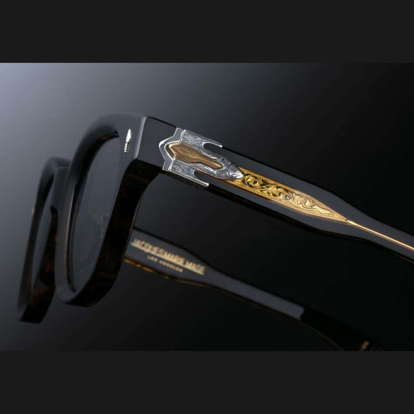 משקפי שמש מנומרות Jacques Marie Mage MOJAVE עם מסגרת פלסטיק ועיצוב ייחודי; הגנה מפני UVA/UVB וכוללות רפידות אף מתכווננות.