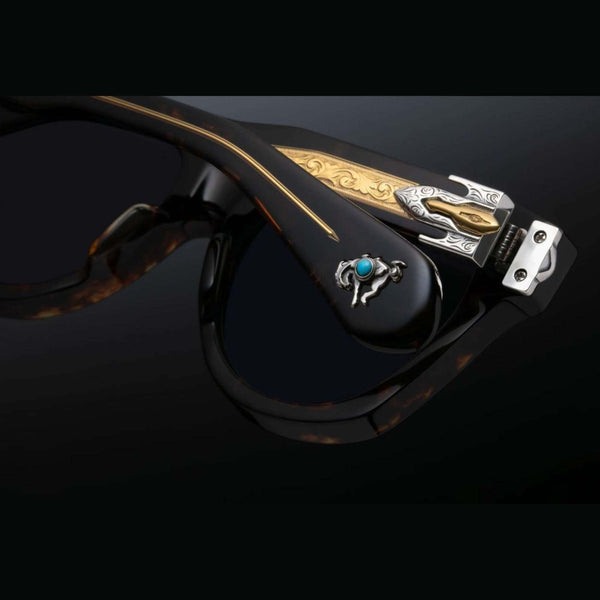 משקפי שמש מנומרות Jacques Marie Mage MOJAVE עם מסגרת פלסטיק ועיצוב ייחודי; הגנה מפני UVA/UVB וכוללות רפידות אף מתכווננות.