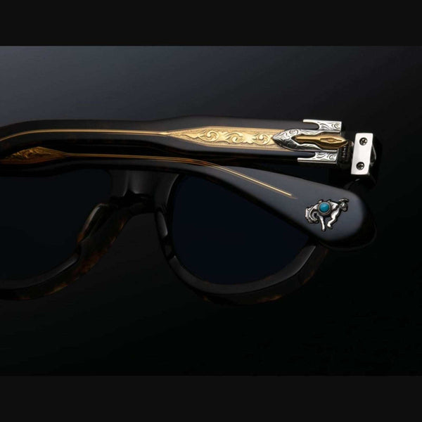 משקפי שמש מנומרות Jacques Marie Mage MOJAVE עם מסגרת פלסטיק ועיצוב ייחודי; הגנה מפני UVA/UVB וכוללות רפידות אף מתכווננות.