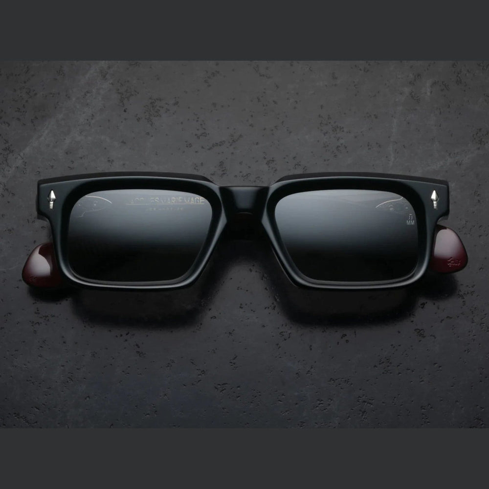 משקפי שמש Jacques Marie Mage דגם BELVEDERE בצבע שחור יין, מסגרת פלסטיק עם הגנה מלאה UVA/UVB ורפידות אף מתכווננות.