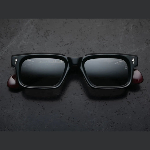 משקפי שמש Jacques Marie Mage דגם BELVEDERE בצבע שחור יין, מסגרת פלסטיק עם הגנה מלאה UVA/UVB ורפידות אף מתכווננות.