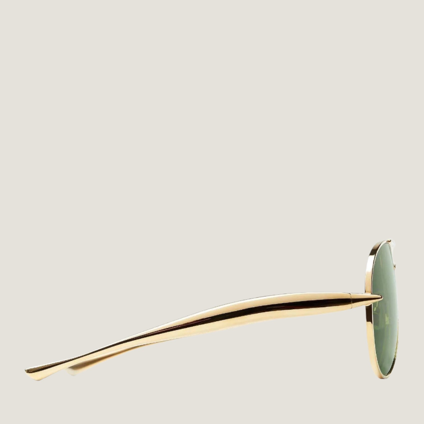 Image of משקפי שמש BOTTEGA VENETA דגם 2025 בעיצוב טייסים, מסגרת זהב ועדשות ירוקות כהות, הגנת UV מלאה.