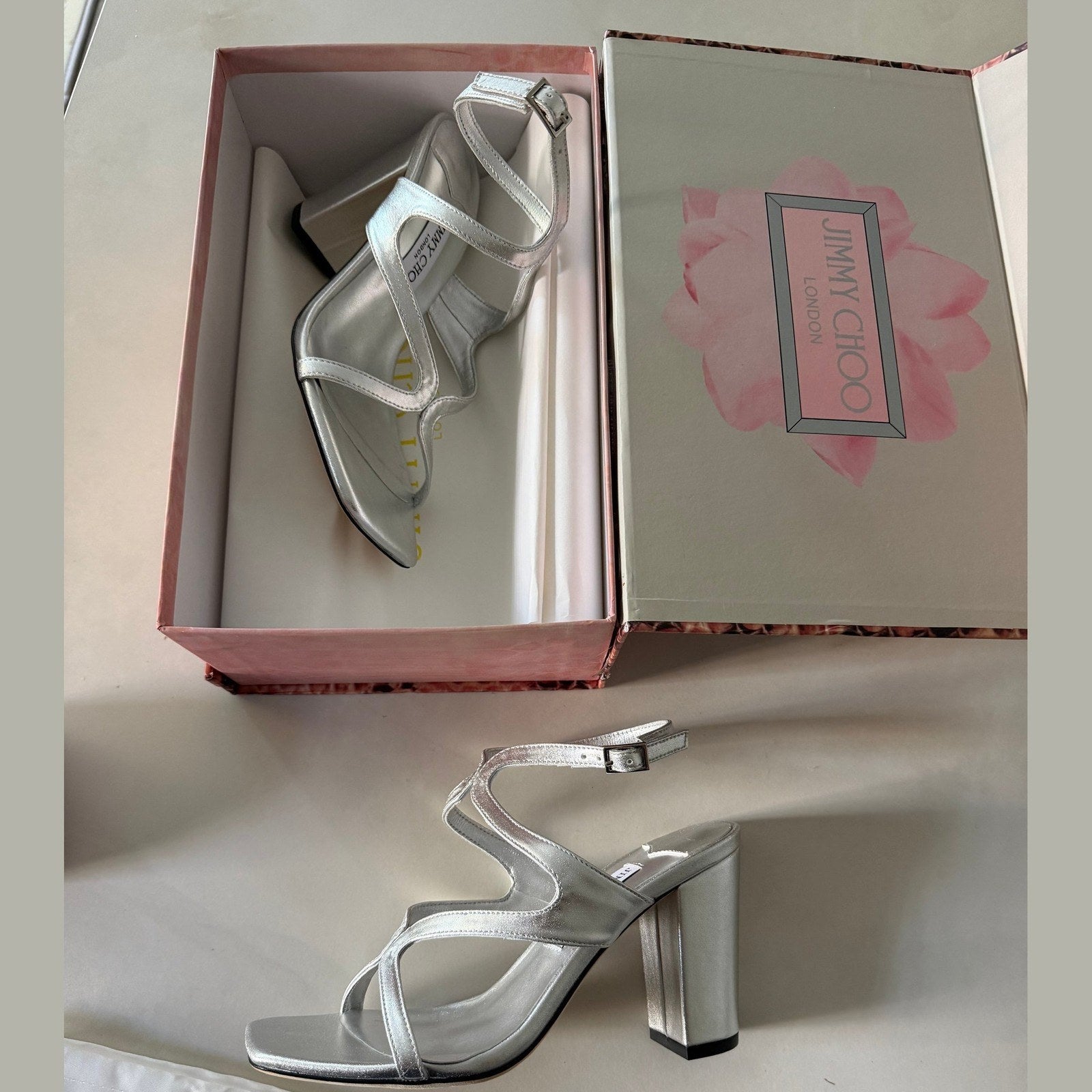 Image of jimmy choo heels במלאי