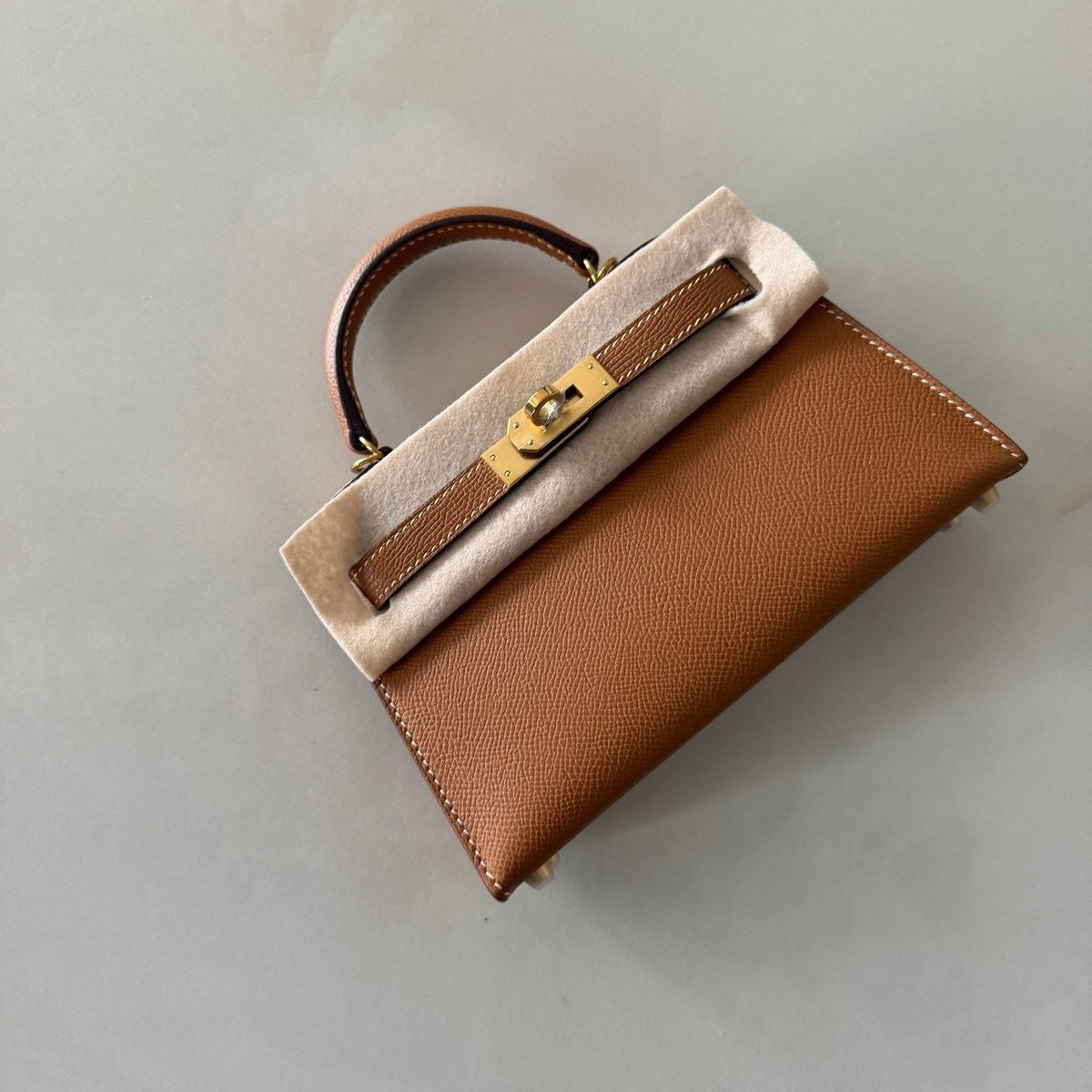 Image of Hermès  חום עם זהב kelly 20cm במלאי