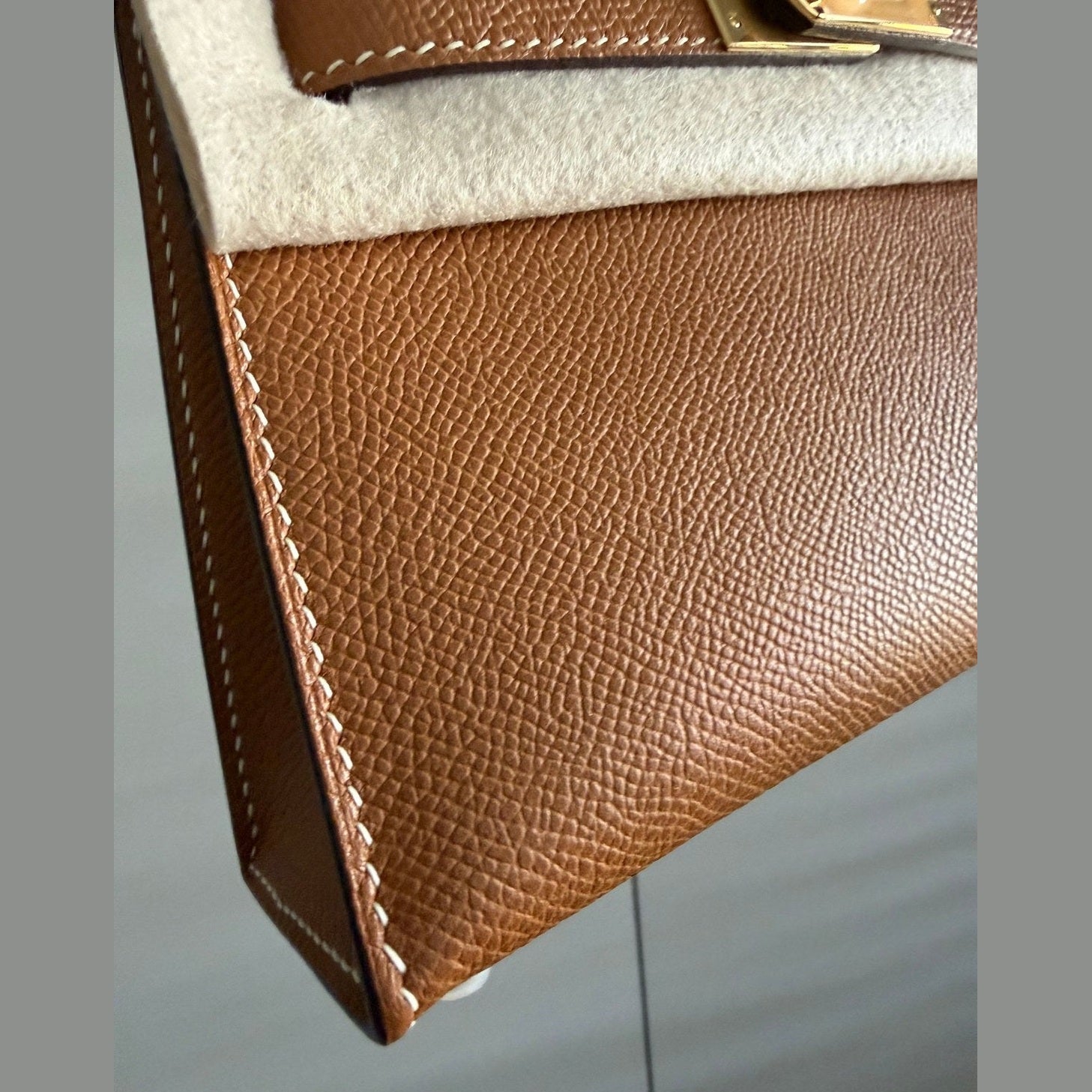Image of Hermès  חום עם זהב kelly 20cm במלאי