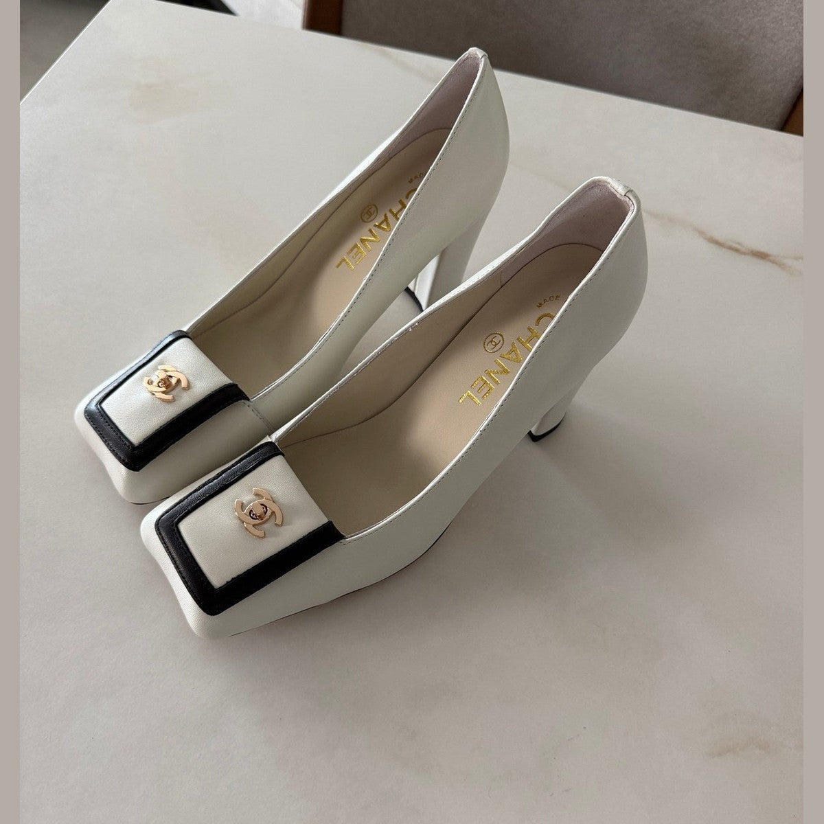 Image of Chanel heels לבן במלאי