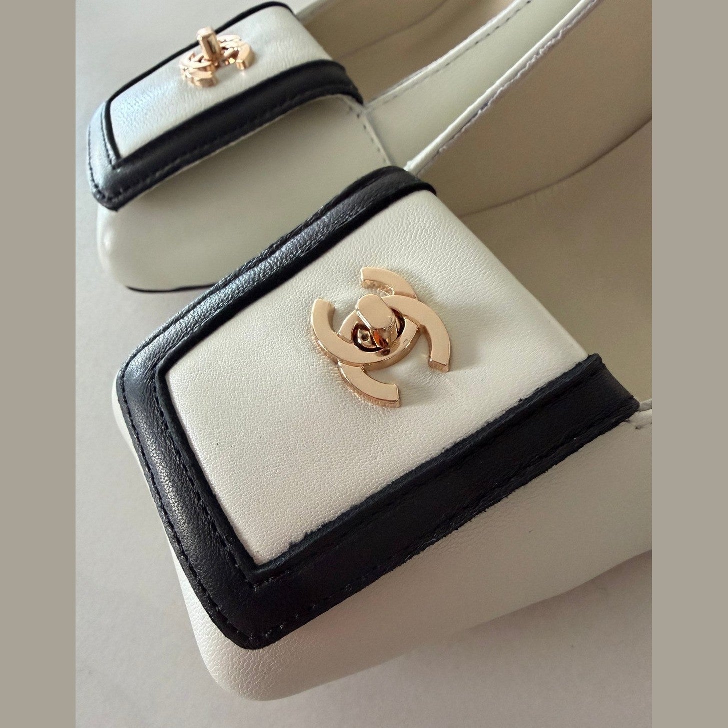 Chanel heels לבן במלאי