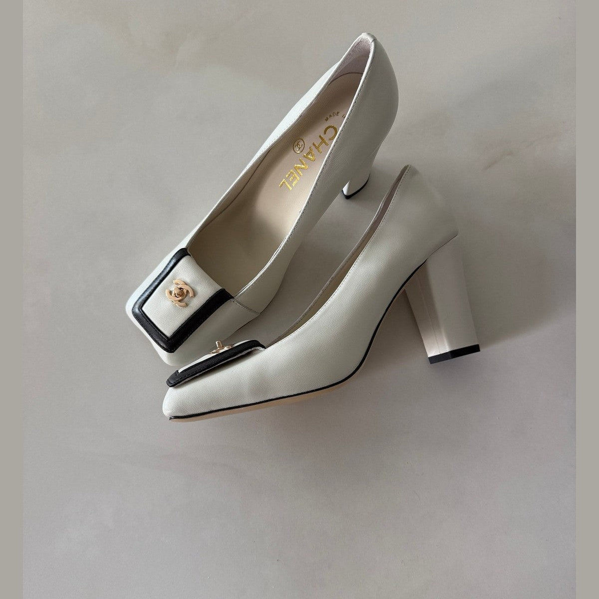 Image of Chanel heels לבן במלאי