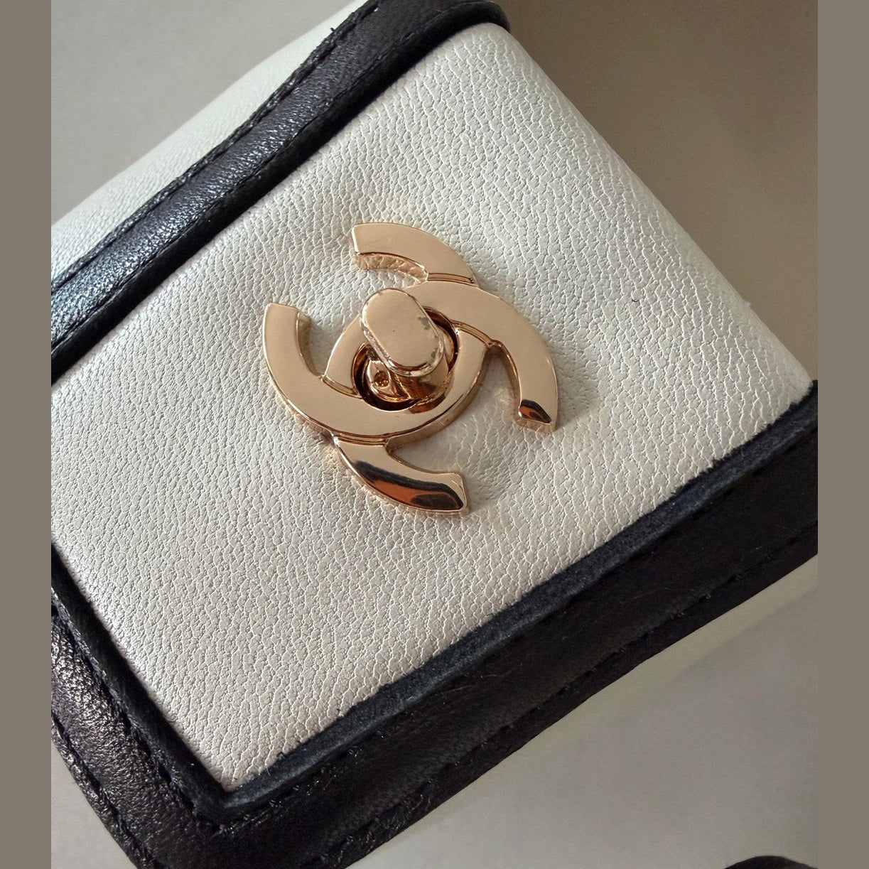 Image of Chanel heels לבן במלאי