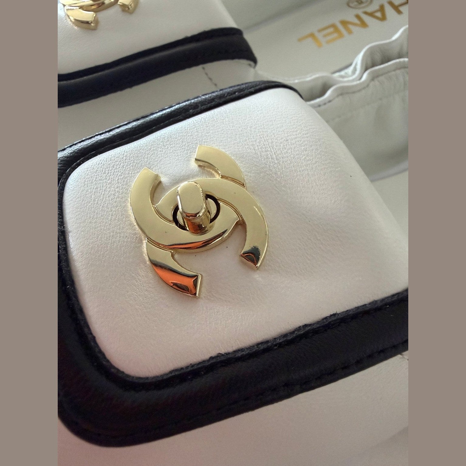 Image of Chanel לבן במלאי