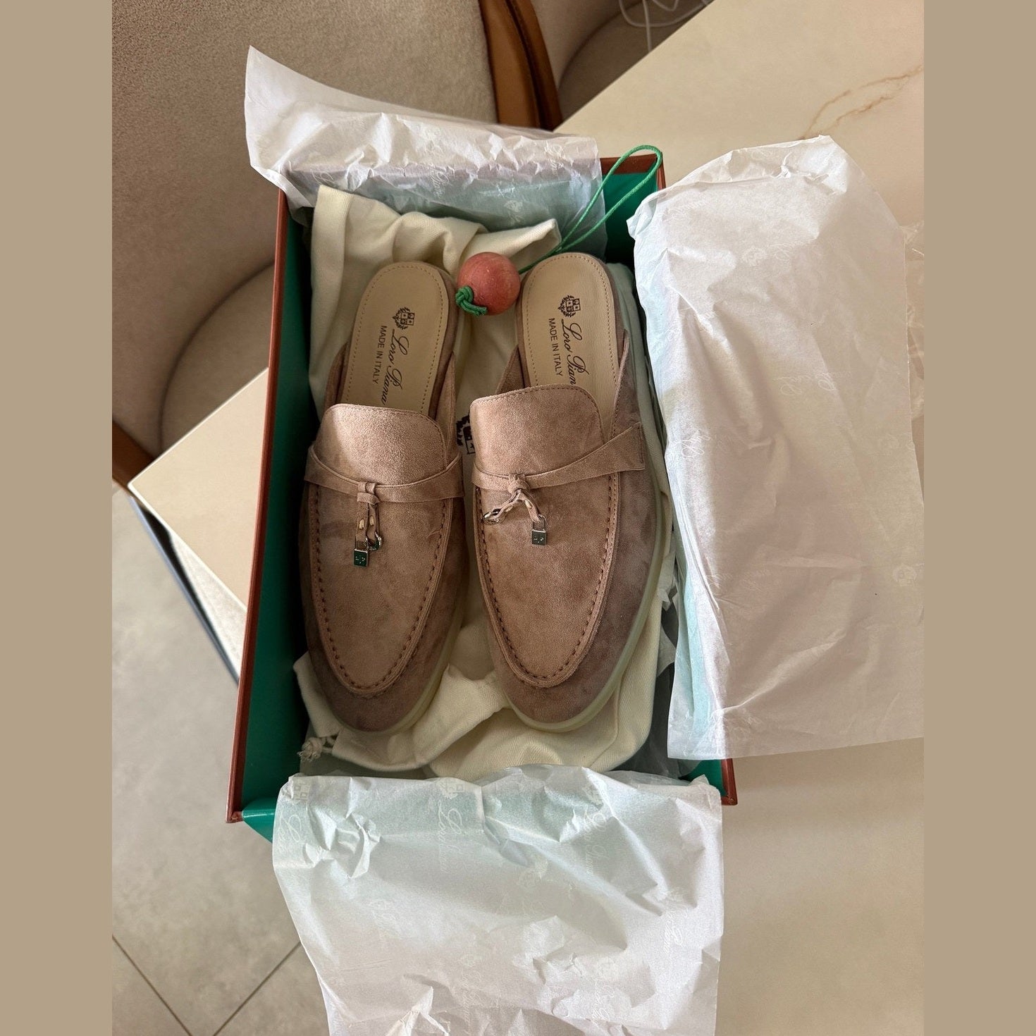 Loro piana Charms במלאי