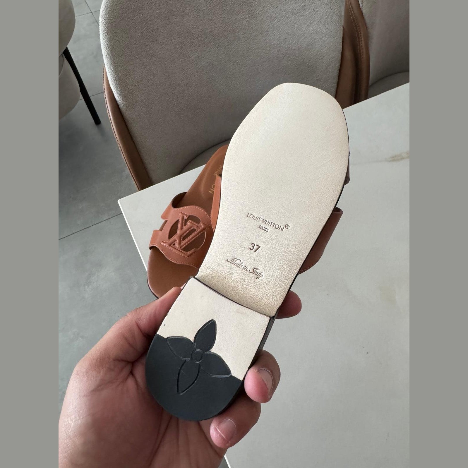 Image of lv sandals במלאי