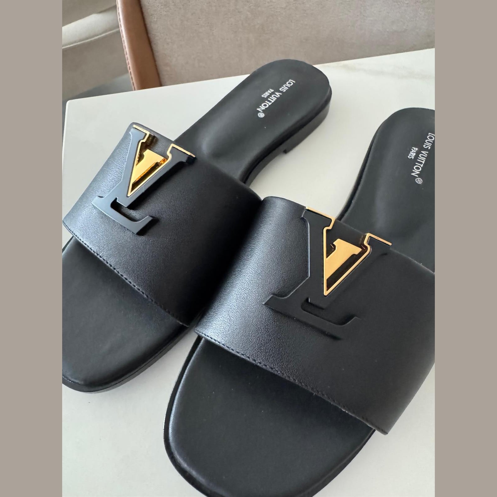 Image of lv sandals במלאי
