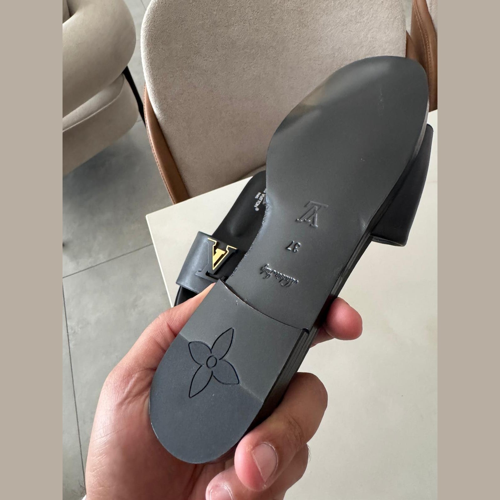 Image of lv sandals במלאי